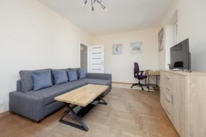 Spacious Apartment 120 m from the Metro Station by Noclegi Renters